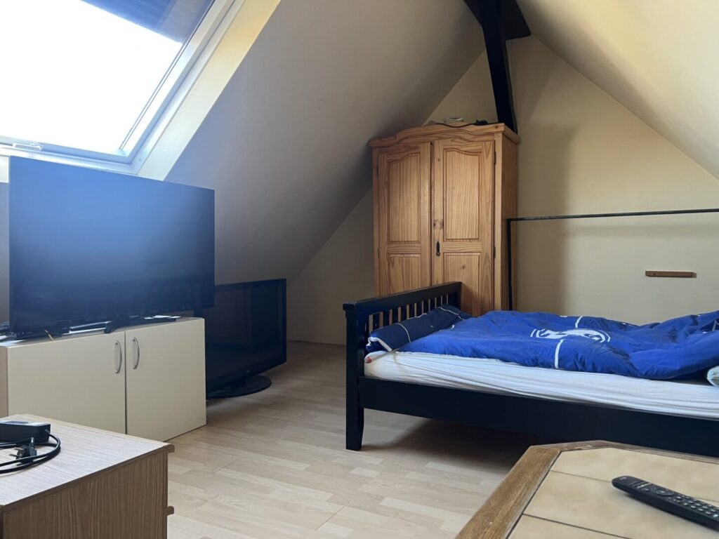 Wohn-, Schlafzimmer DG MFH
